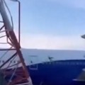 (Video) Poispadale su maske, izbila je panika! Avion sa 267 putnika se sudario sa radarskom instalacijom, deo letelice…
