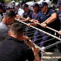 (Foto, video) Demonstranti razbijali prozore, policija aktivirala vodene topove. Haos se širi na ulicama Albanije: Traži se…