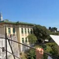 Brena na mostu gledala kako dečko skače, hitno se oglasila: "Mislim da bih se u ovim godinama..."
