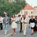 Kostimirani glumci delili besplatne karte: NP „Sterija“ iz Vršca neobičnim performansom najavilo novu pozorišnu sezonu