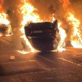Haos u Francuskoj: Sukobi policije i demonstranata, gore automobili, uveden policijski čas /video/