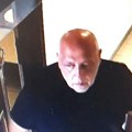 Ako vidite ovog čoveka odmah zovite policiju MUP: uputio apel: Muškarac osumnjičen za više krivičnih dela u Novom Sadu…