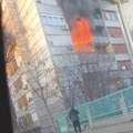 Vatra "progutala" stan u Čačku Buktinja vidljiva i sa ulice, vatrogasci na licu mesta! (foto, video)