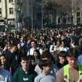 Nova.rs na licu mesta: Veliki broj studenata ispred Skupštine, pristiže još jedna kolona, prisutne „marice“ i vatrogasci