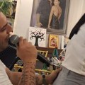 Lom u kući Darka Lazića: Pevač se latio mikrofona pa zapevao, a onda je dohvatio i suprugu (foto+video)