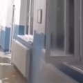Havarija u Kliničkom centru Kragujevac: Voda se slivala niz hodnik (video)