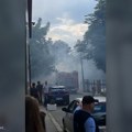 "Dramatično je": Gori automobil na Senjaku, gust dim se širi naseljem: Blokirana Kozjačka ulica (VIDEO)