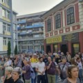 Protest ispred zgrade suda u Užicu zbog hapšenja maturanta osumnjičenog za napad na novinarku Informera (VIDEO)