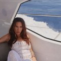 Na jahti u heklanom kompletiću: Nikolija se baškati na moru sva u belom, a jednu stvar svi komentarišu (foto)