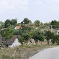 Odsečeni od sveta: Majka bolesnog sina mora da nosi do prve pomoći: Potresna priča porodice kod Prijepolja uskoro dobija…