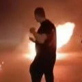 Vatra guta automobil na Mišeluku: Okupljeni pokušavali da obuzdaju plamen, muškarac trči sa PP aparatom (video)
