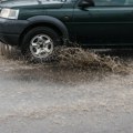 Oprez zbog mokrih i klizavih kolovoza, teretnjaci na Batrovcima čekaju tri sata