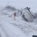 Jezive fotografije kod Bačkog Petrovca! Auto tokom snežne mećave sleteo s puta