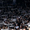 Dok su "lažni" košarkaši Partizana bili na terenu, Grobari u Areni zapevali uvredljivu pesmu