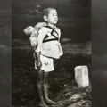 Tužna priča koja se krije iza fotografije braće: "Stajao je mirno i grizao donju usnu toliko jako da je potekla krv"