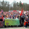 Nemačka na kolenima: Preko 30.000 zaposlenih u "Mercedes-Benc" protestvovalo protiv mera štednje - Talas protesta se širi i na…