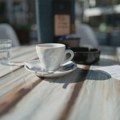 AI fotka sa Jadrana pokrenula svađu oko jedne od najosetljivijih tema leta: "Kada platim račun, on je moj"