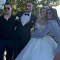 Oženio se brat Tanje Savić Mlada u raskošnoj venčanici, a pevačica u haljini sa šlicem do kuka: "Najlepši par"