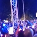 Karleuša pevala dok su se publika i protivnici prepirali, u prvim minutima koncerta izgubila se devojčica