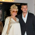 Lepa Brena sa sinom i snajkom stigla na rođendan male Arije: Viktor sve vreme drži devojku za ruku, a folk diva izdominirala u…