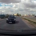 Crni "reno" prešao u suprotnu traku: Otac u poslednjoj sekundi spasio ženu i dvoje dece od direktnog sudara (Video)