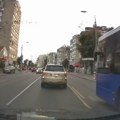 (Video) Ni puna linija za njega nije bila prepreka! Vozač BMW-a velikom brzinom vozio u kontra smeru