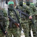 Objavljen mučan snimak: Naoružani militanti Hamasa u naručju drže bebe
