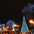 Kad pomislite da ste u lošem stanju, setite se nesrećne novogodišnje jelke u centru Skoplja