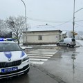 Haos kod Čačka: Krenuo da pretiče auto, pa izazvao lančani sudar: Jedan auto sleteo sa puta i saobraćajni znak izvalio iz…