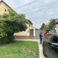 Muškarac zatečen sa nožem u grudima, traga se za njegovim cimerom: Opsadno stanje u Surčinu, policija i danas češlja…
