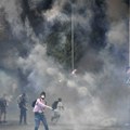 Uživo zapaljene prostorije SNS u Valjevu Maskirani demonstranti bacali baklje i pirotehniku: Na Novom Beogradu bačen topovski…