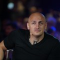 "Šta imaš od knjiga, bre? One su za potpalu!" Desingerica udario na kolege u Pinkovim zvezdama, prvog dana je nastao haos!
