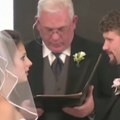 Urnebesni trenutak na venčanju Mladoženja pod tremom napravio neverovatnu grešku - i šokirao sve prisutne! (video)