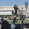 Ово су Вучић и полиција хтели да спрече: Војници поздравили студенте (видео)