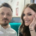 Pevač (42) se razveo od 13 godina mlađe misice, pa se ponovo oženio - Sad se supruzi javno obratio: "Pronašao sam te kad sam…