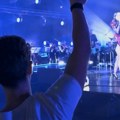 Snimili smo Emininog sina dok se veseli uz njene hitove: Samo zbog majke došao u Srbiju, daje podršku iz prvog reda