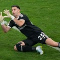 Neverovatno: Golman Aston Vile slomio prst pred finale Lige Evrope, pa briljirao na golu