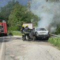Jeziva drama kod Čačka: Muškarac goreo u automobilu, vatrogasci ga izvukli u poslednjem trenutku Hteo da naudi sebi nakon…