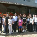 Petković u smederevskom selu Vučak obišao 20-članu porodicu interno raseljenih sa KiM FOTO