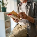 Penzioneri kao najverniji čitaoci knjiga u Srbiji: Od istorijskih romana i biografija do ljubavnih priča i štiva o zdravlju