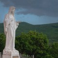 (FOTO, VIDEO) Zapaljen oltar u Međugorju, oskrnavljeni kipovi Gospe