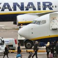 Američka komisija: delovi motora razbili prozor na avionu kompanije „Rajaner”