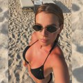 Rodila dvoje dece, a izgleda kao boginja! Pevačica (42) se skinula u minijaturni bikini i pomutila razum svima: Ima telo za…
