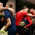 Srpski odbojkaši priredili svečani doček za koleginice iz nacionalnog tima