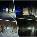 Deca hitno prevezena u bolnicu, vođa puta teško povređen! Delovi stene se obrušili na autobus pun osnovaca, vraćali se sa…