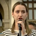 „Bićemo u prvim redovima, neće nas pomeriti“: Studentkinja medicine Mia Purić na protestu „Srbija protiv nasilja“
