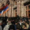 Haos na ulicama Jerevana: Demonstranti se sukobili s policijom, traže ostavku Pašinjana zbog Nagorno-Karabaha (video, foto)