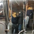 Muškarci se pesniče i makljaju nasred tramvaja u Beogradu! Opšti haos u GSP: Ljudi vrište, a onda se umešao i vozač…