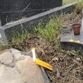 Kosovska MITROVICA Srbi na Zadušnice ponovo zatekli oskrnavljene spomenike na groblju