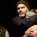 Kada virus nasilja drži sveću: Premijera predstave "Top je bio vreo" na pozorišnoj sceni u Gračanici